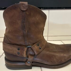 Like new Frye short moto boots size 8